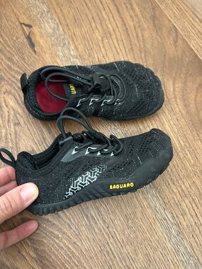 Kids toddlers Black Lightweight barefoot shoes like new size 9/10 size 24